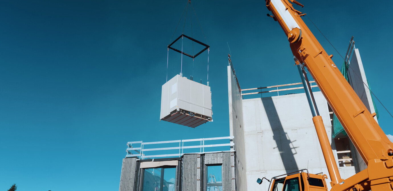 Durch den hohen Vorfertigungsgrad von Myblock ist vor Ort ein einfaches Versetzen per Kran und ein schnelles Zusammenschließen der Haustechnik möglich.
Bild: myblock GmbH Durch den hohen Vorfertigungsgrad von Myblock ist vor Ort ein einfaches Versetzen per Kran und ein schnelles Zusammenschließen der Haustechnik möglich.
Bild: myblock GmbH